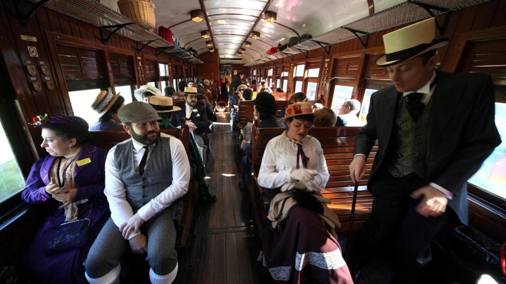 En el tren viajas con personajes históricos del siglo XIX.