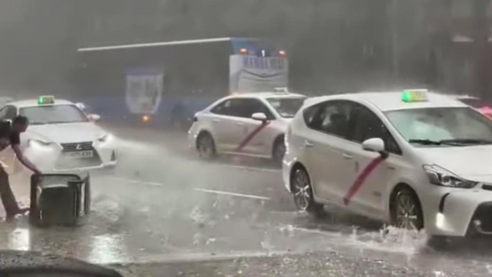 Captura de uno de los vídeos sobre los efectos de las tormentas que cayeron este martes en Madrid.