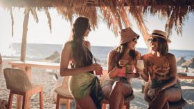 Amigas disfrutando en un chiringuito de playa.