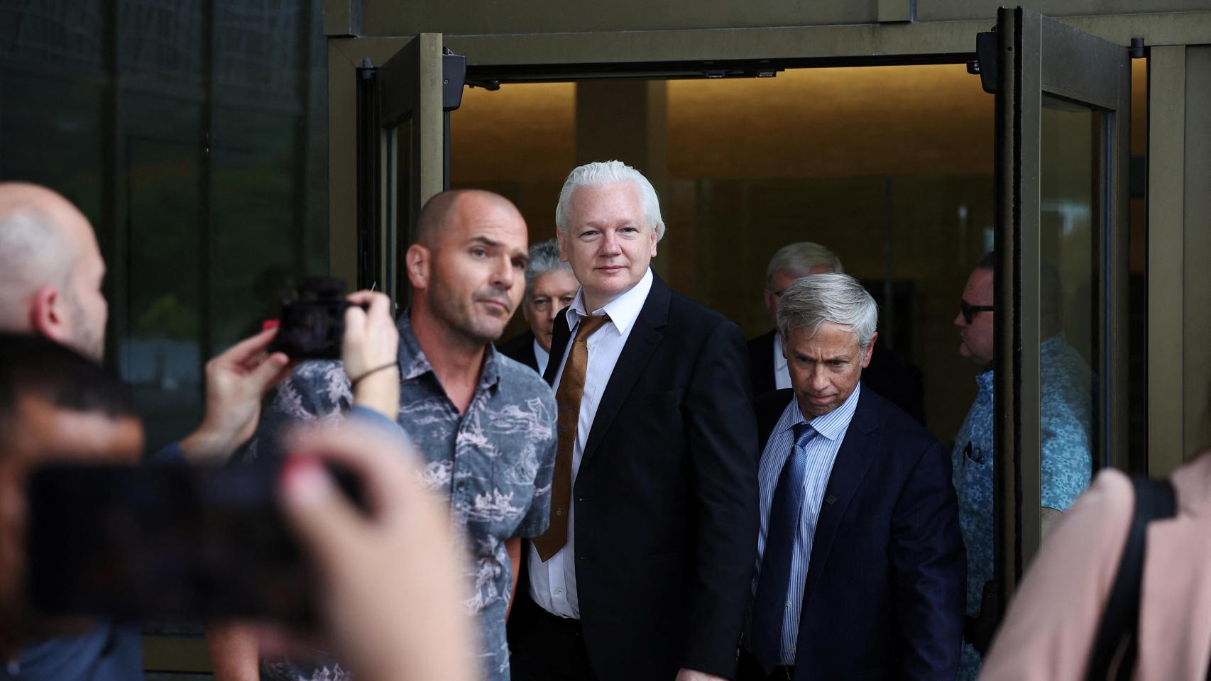 Julian Assange a su salida del tribunal federal estadounidense de las Islas Marianas del Norte en Saipán.
