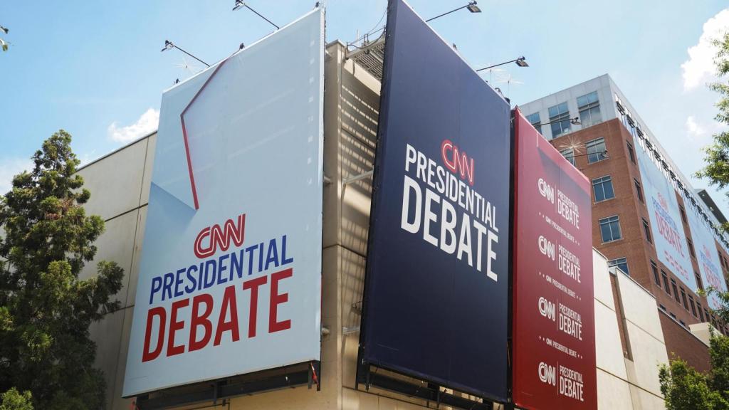 Un cartel promociona el debate entre Biden y Trump en la sede de la CNN de Atlanta (Georgia).