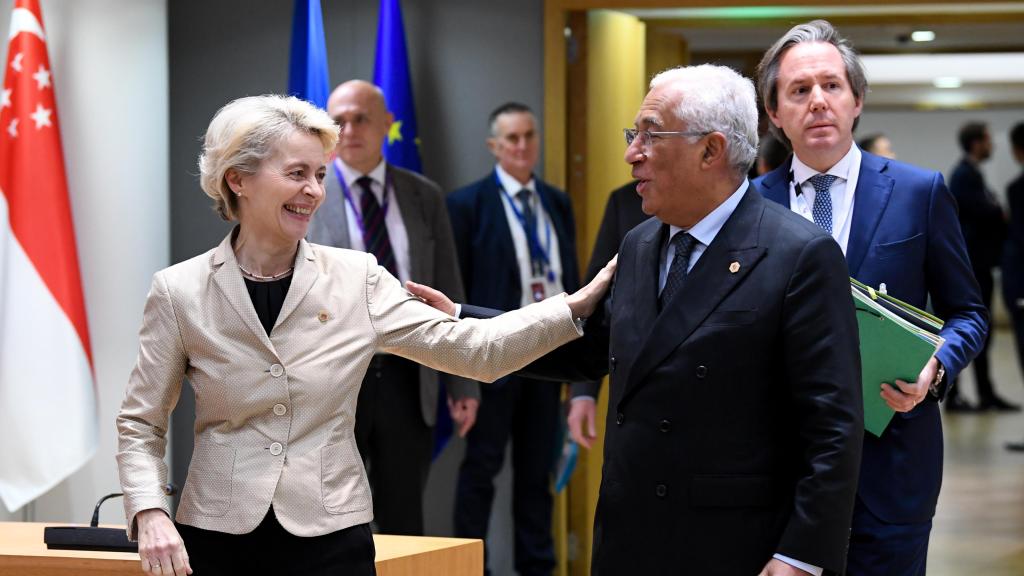Von der Leyen saluda al ex primer ministro portugués António Costa, en un Consejo Europeo de diciembre de 2022.