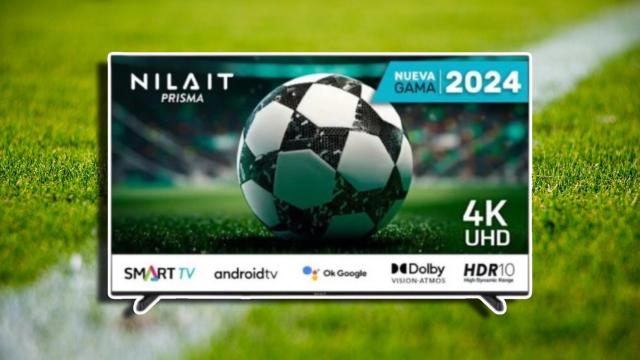 Fotomontaje del televisor Nilait Prisma NI-65UB7001S y un campo de fútbol.