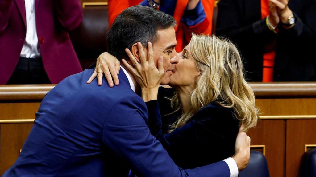 Sánchez y Yolanda Díaz saludándose con dos besos.