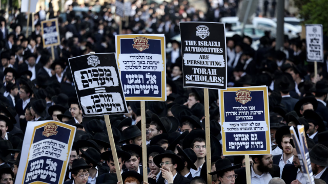 Protesta de judíos ultraortodoxos contra el fin de su exención del servicio militar.