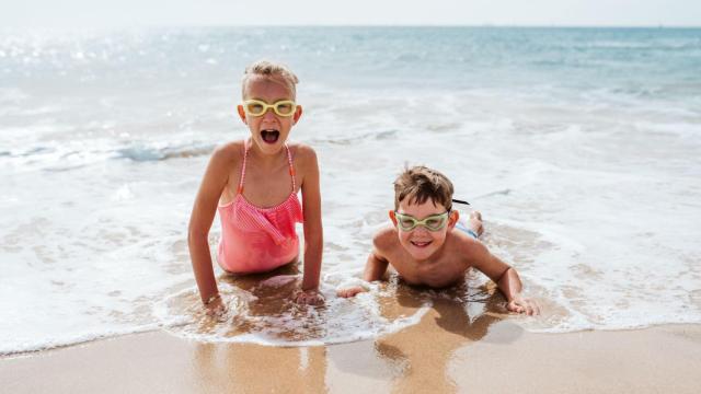 Niños disfrutando en la playa