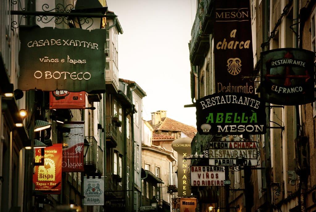 Diferentes carteles de bares en Santiago de Compostela.
