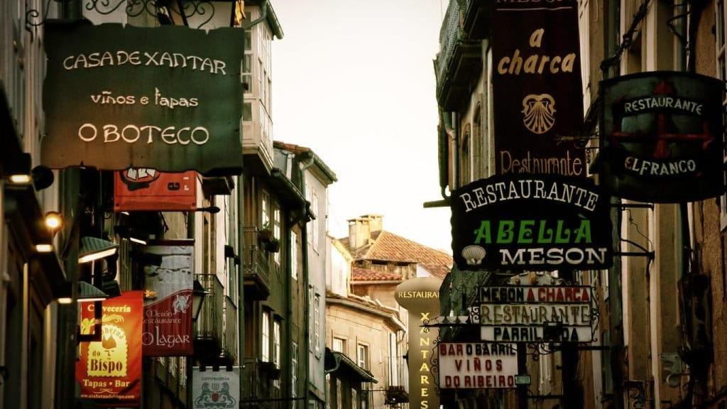 Diferentes carteles de bares en Santiago de Compostela.