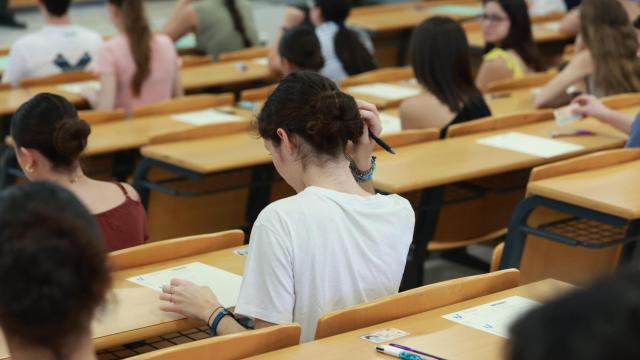 Un grupo de alumnos que acaba de terminar la Secundaria, en un examen.