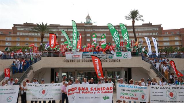 Protesta a las puertas del hospital Virgen del Rocío con motivo de la huelga general sanitaria
