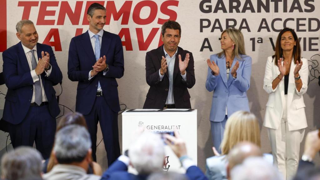 Carlos Mazón, junto a representantes de los bancos darán hipotecas a los jóvenes con aval del IVF.
