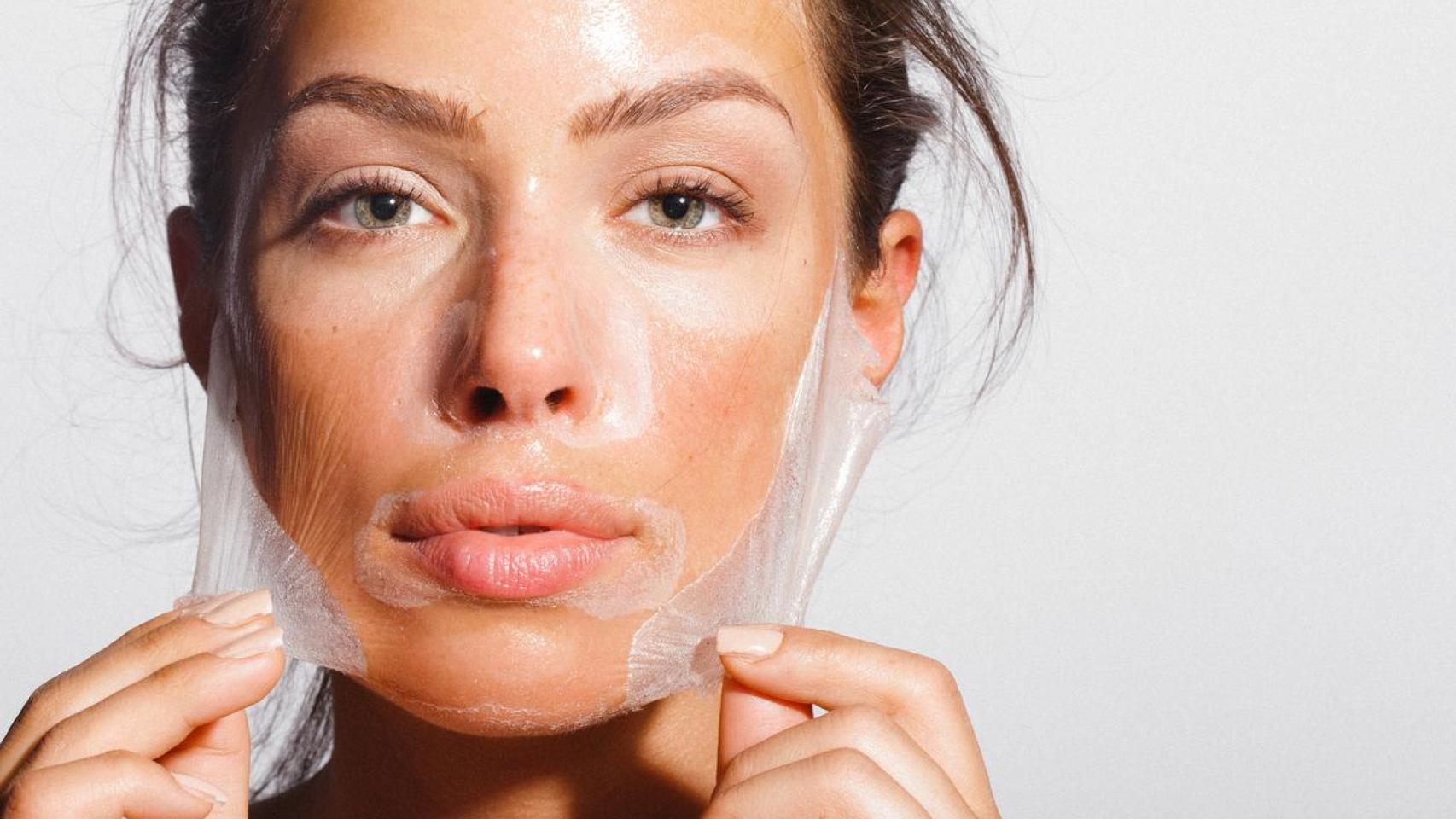 Mujer con una mascarilla en el rostro.