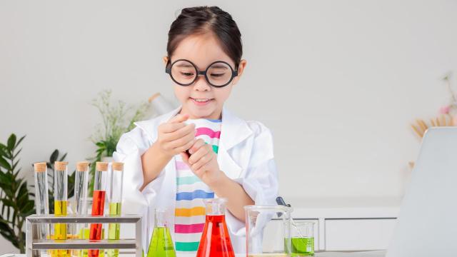 Una niña aprende sobre ciencia