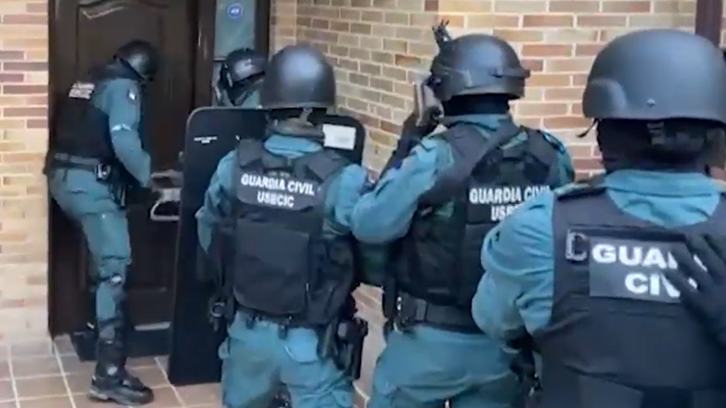 Agentes de la Guardia Civil accediendo a una de las viviendas registradas.