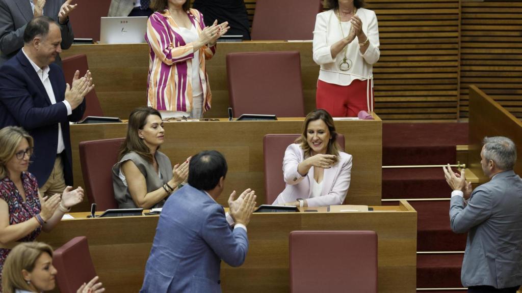 Los diputados del PP aplauden a la alcaldesa María José Catalá en el pleno de las Cortes este jueves