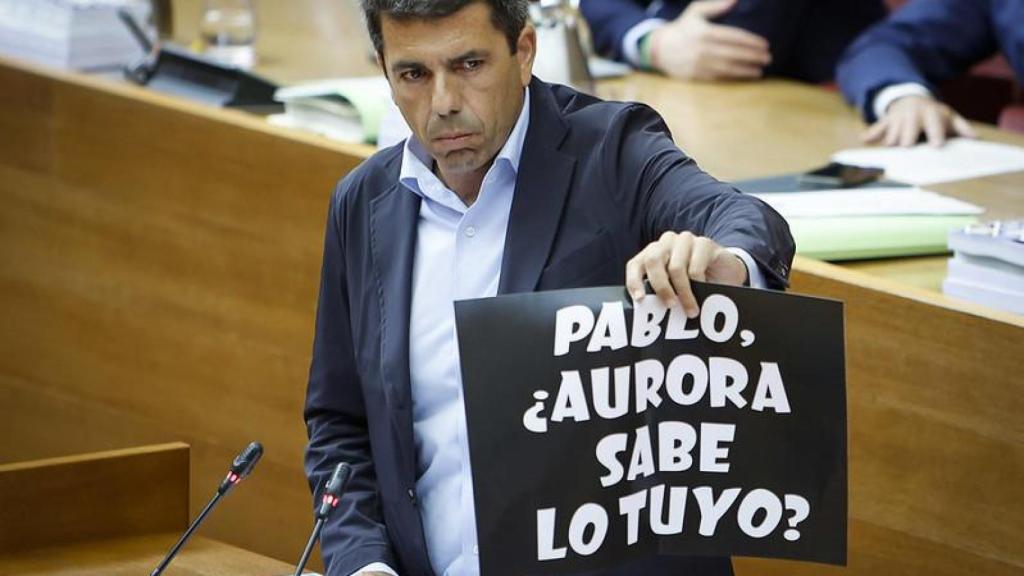 Carlos Mazón muestra el cartel sobre el alcalde de Elche en el pleno este jueves