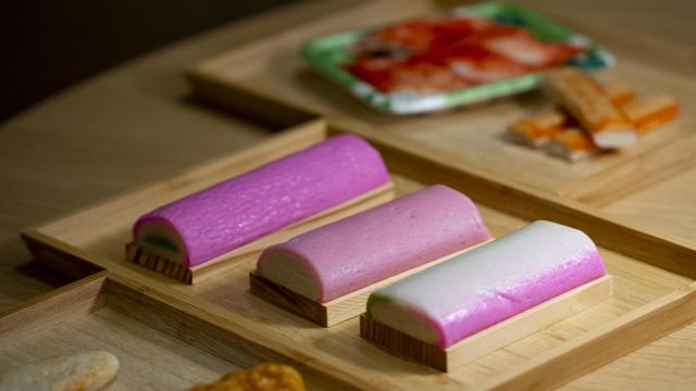 Algunos productos de un supermercado japonés elaborados a base de surimi.