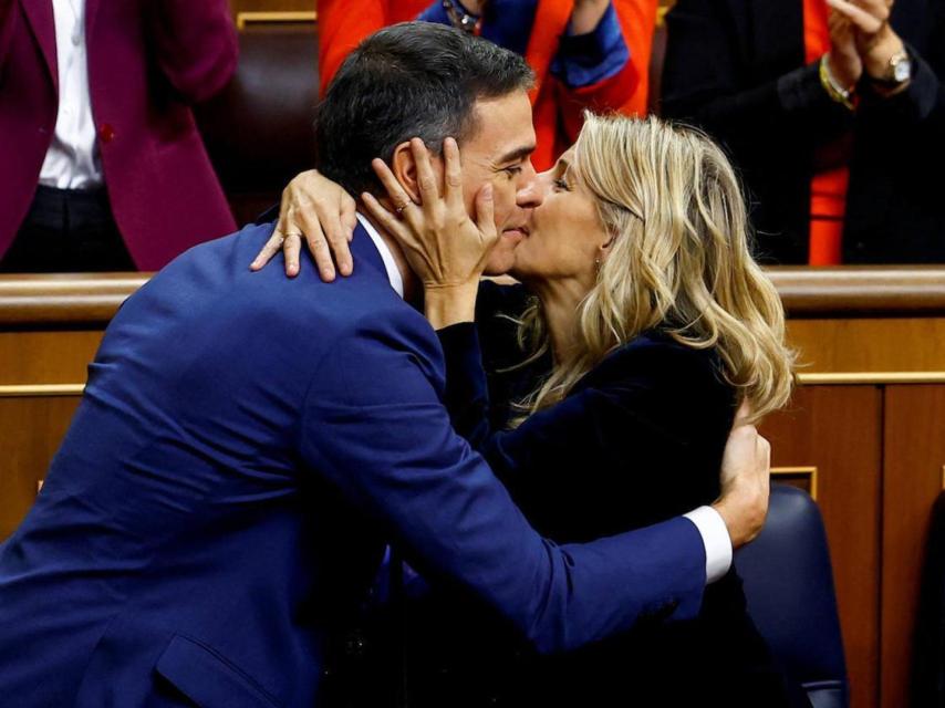 Sánchez y Yolanda dándose dos besos en el Congreso.