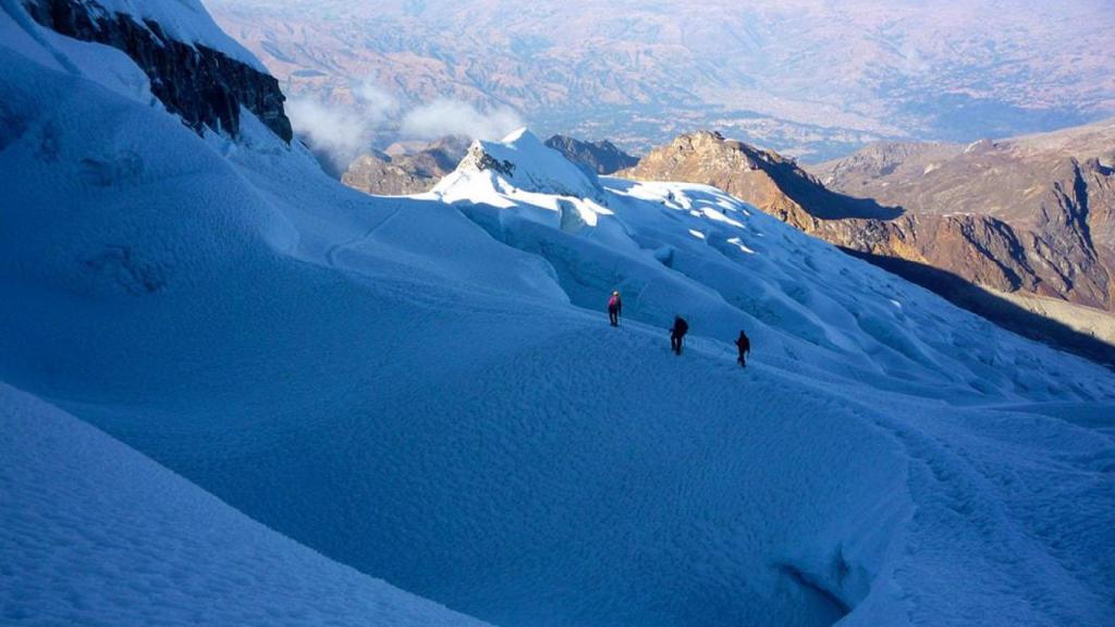El objetivo final de la expedición es llegar a la cumbre del volcán Vallunaraju (5.686 metros).