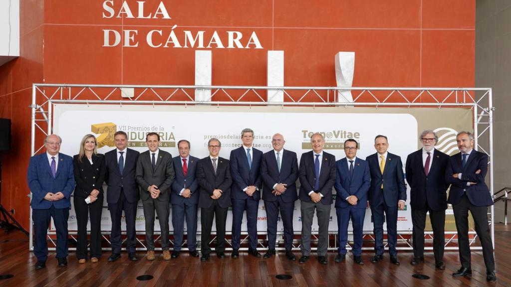 El consejero de Industria, Comercio y Empleo de Castilla y León, Mariano Veganzones, con el resto de personalidades