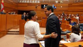 La procuradora socialista Ana Sánchez saluda al portavoz popular, Raúl de la Hoz, en el que ha sido su último pleno, este jueves