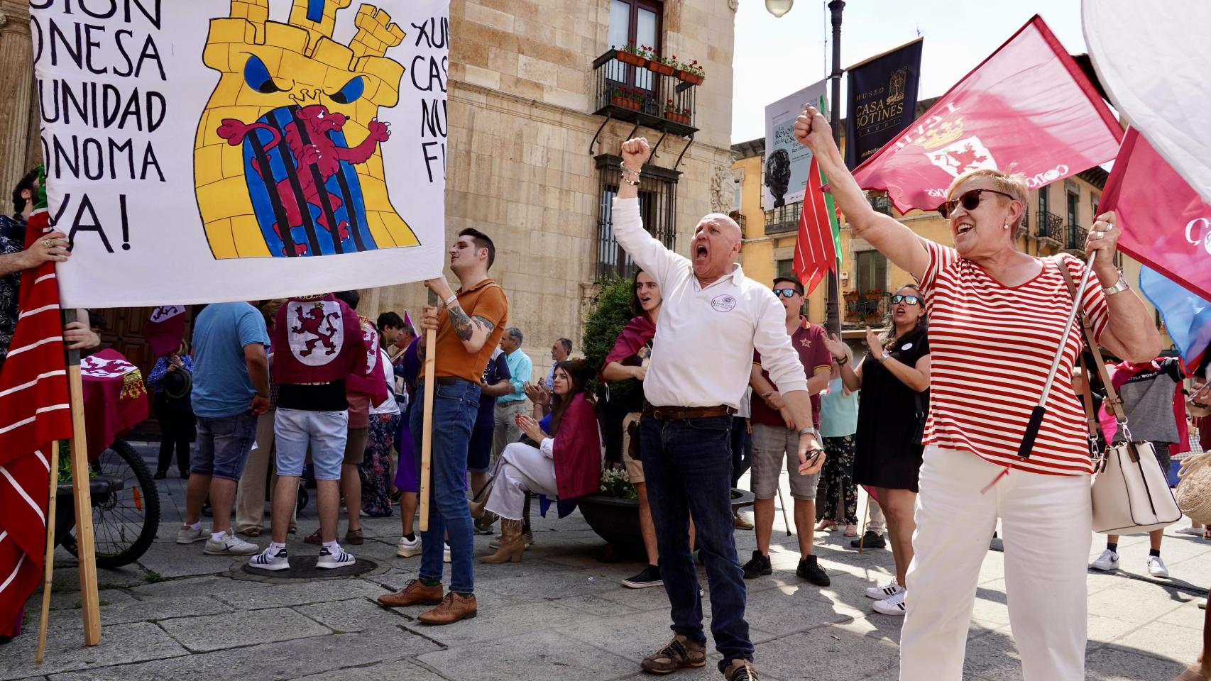 Decenas de leonesistas se concentran frente al palacio de los Guzmanes, sede de la institución provincial, mientras en el interior se debate el pleno con el debate sobre la moción pro autonomía, a instancias de la Unión del Pueblo Leonés