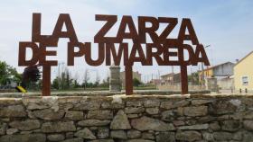 Cartel en La Zarza de Pumareda con el nombre de la localidad