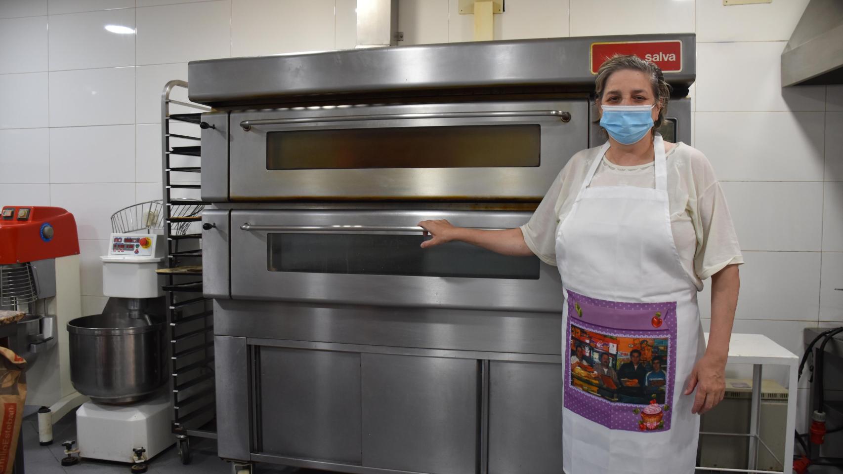 La Jani posa con el horno de su pastelería