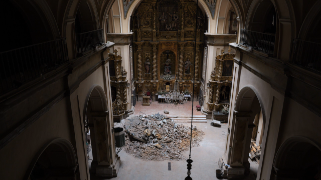 En el interior de la Iglesia de la Vera Cruz tras el derrumbe