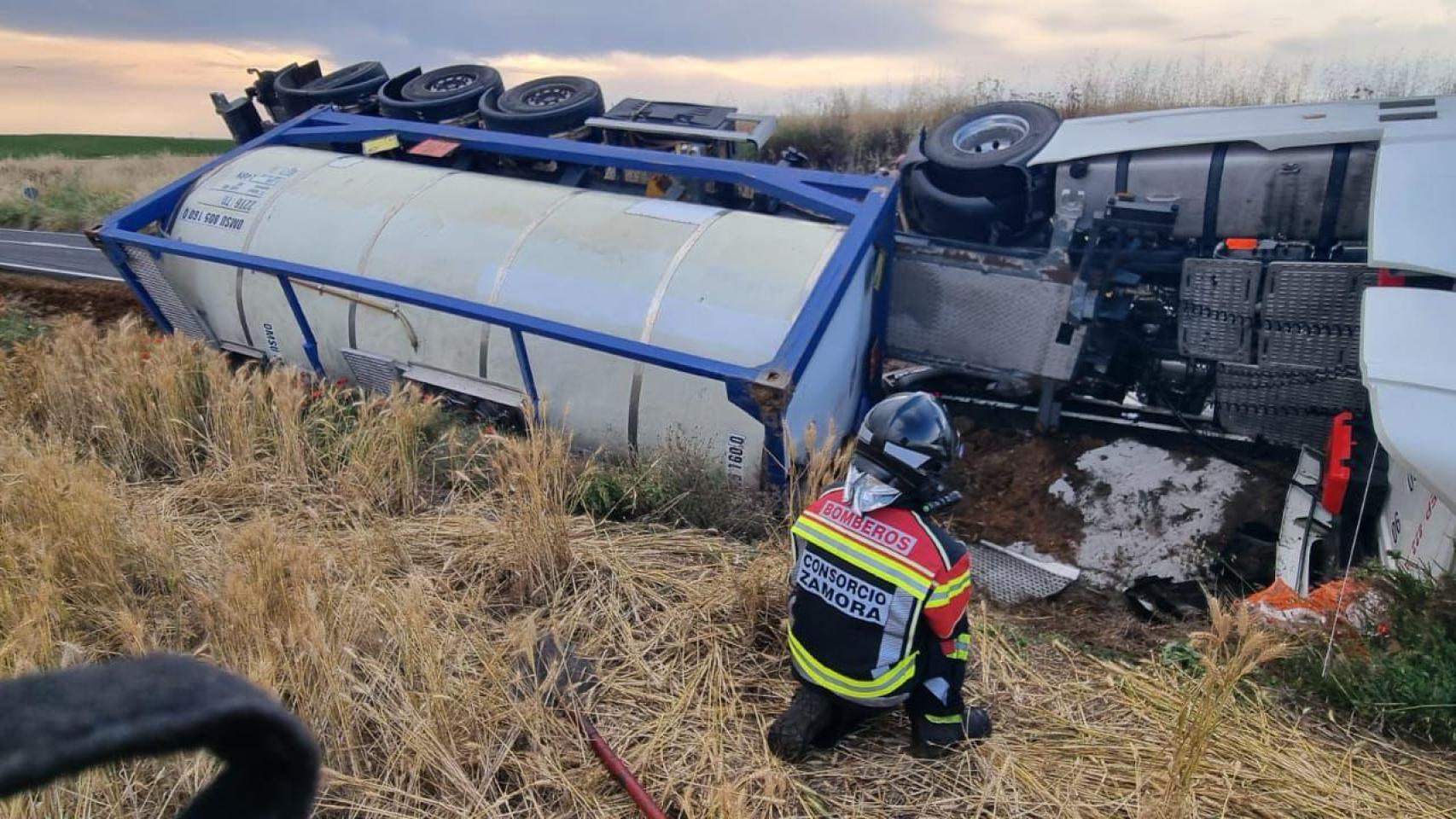 Bomberos de Benavente actúan en el accidente de un camión