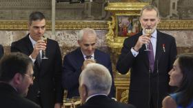 Felipe VI, Pedro Sánchez y el presidente de la Asociación Cultural Al Idrissi en la conmemoración del 10º aniversario del reinado del monarca.