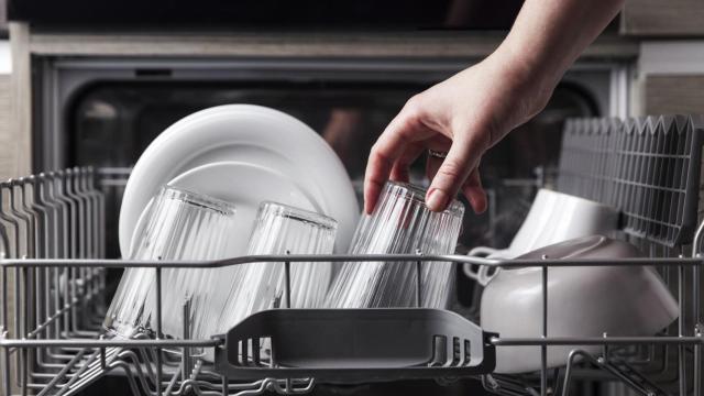 Esta es la forma más eficiente de colocar los platos en el lavavajillas