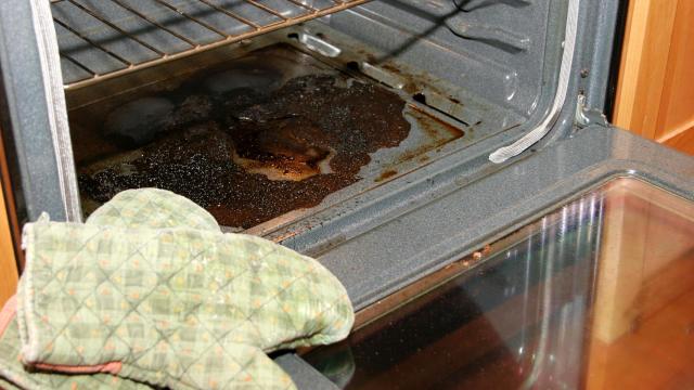 El sencillo truco para limpiar la grasa quemada del horno y dejarlo superbrillante