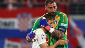 Modric, consolado por Donnarumma tras la eliminación de Italia.