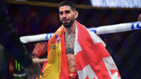 Ilia Topuria, con las banderas de España y Georgia tras ganar el cinturón de UFC