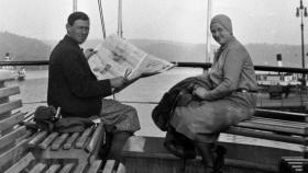 Aino and Alvar Aalto in lake Vierwaldstättersee  in Switzerland (late 1920s). Foto: Alvar Aalto Foundation.