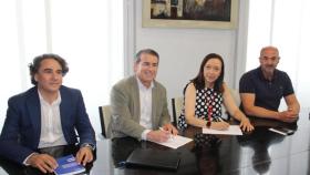 La alcaldesa de Alcázar de San Juan, Rosa Melchor, firma el contrato de Limpieza Viaria con OHL Servicios Ingesan