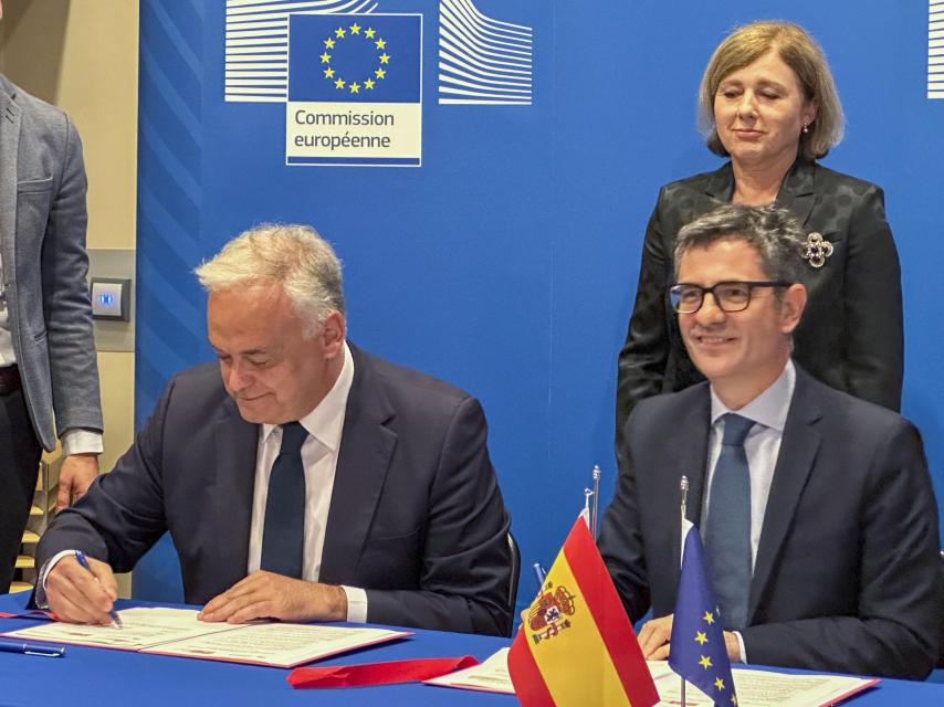 Pons firma el acuerdo del CGPJ, junto a un sonriente Bolaños, en presencia de Jourová, este martes en Bruselas.