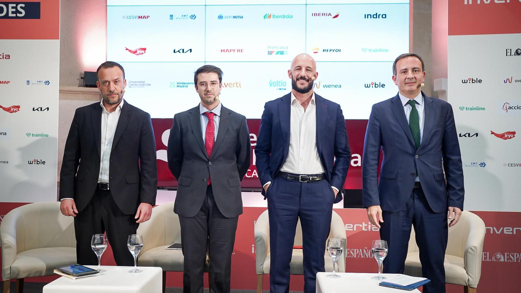 De izquierda a derecha; Guillermo Serrano, head of Government Relations de Trainline; Roberto Ordúñez, redactor de EL ESPAÑOL-Invertia;
