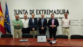 El secretario general de Transformación Digital de la Junta de Extremadura, Juan Carlos Preciado, con representantes municipales.