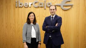 Juan Linares, director de la Asesoría Fiscal de Ibercaja Banco, y Elena Vicente, jefa de Fiscalidad Corporativa.