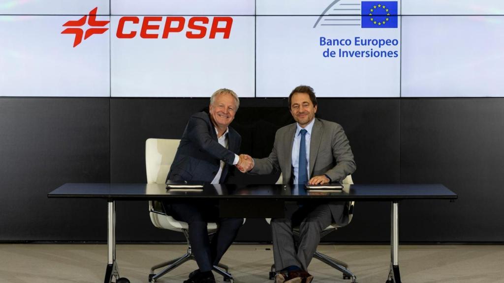 Maarten Wetselaar (Cepsa) y Gilles Badot (BEI), en la firma del acuerdo para la planta de Huelva.