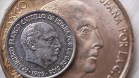 Ejemplar de una moneda de 1 peseta de la época de Franco.