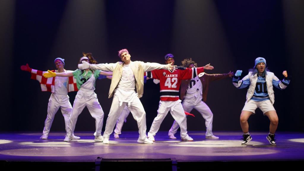 El grupo de baile de K-Pop Red Flag en uno de los concursos.