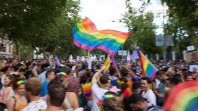 Varias personas participan en la manifestación del Orgullo LGTBI de 2023 en Madrid.