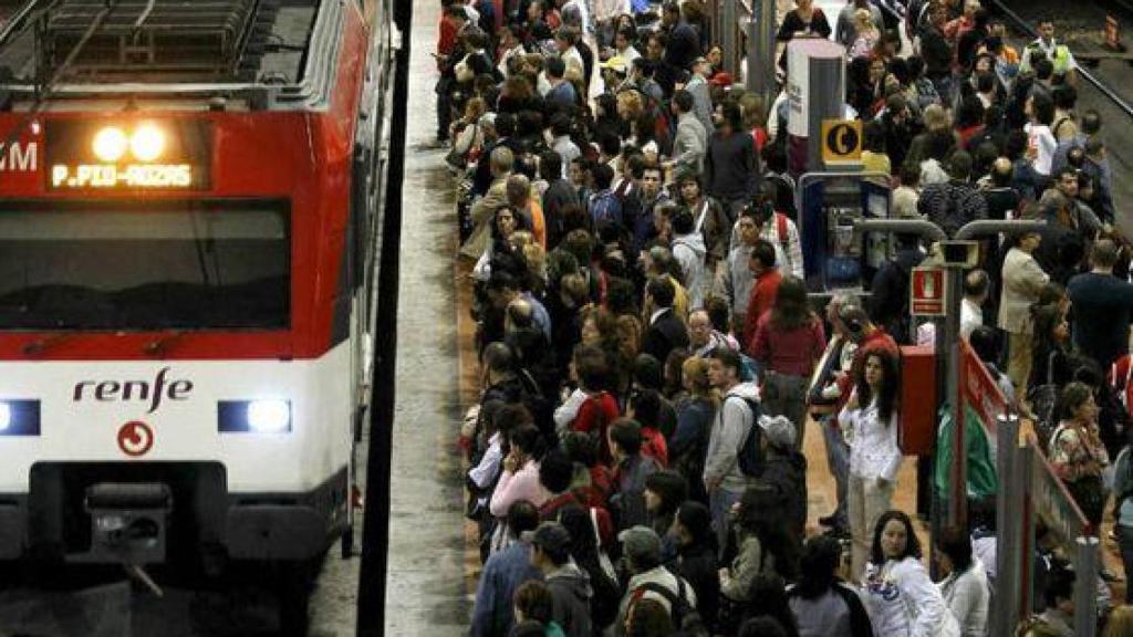 Pasajeros de Renfe en un andén.