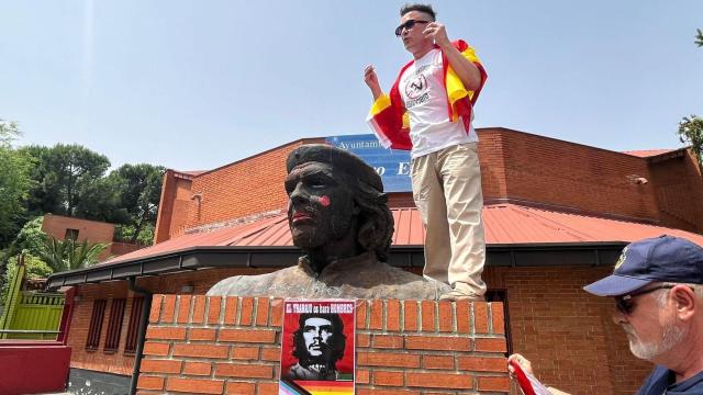 Momento en el que las 'marifachas' travisten el busto del Che Guevara.
