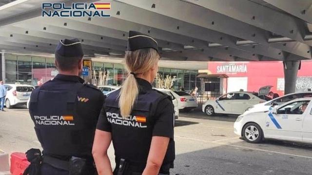 Agentes de la Policía Nacional en el Aeropuerto.