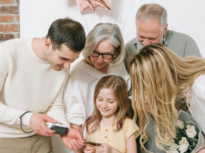 Una familia viendo fotografías