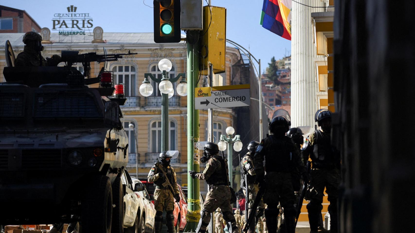 Soldados del ejército boliviano frente al Palacio Presidencial en La Paz, este miércoles.
